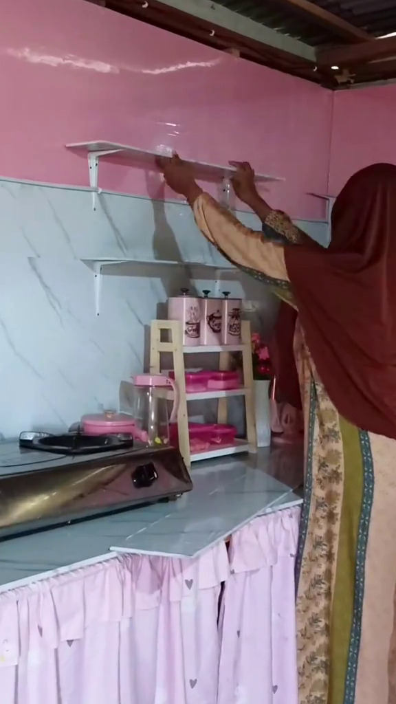 9 Potret makeover dapur triplek jadi serba pink ini bukti nyaman dan estetik tak harus mewah