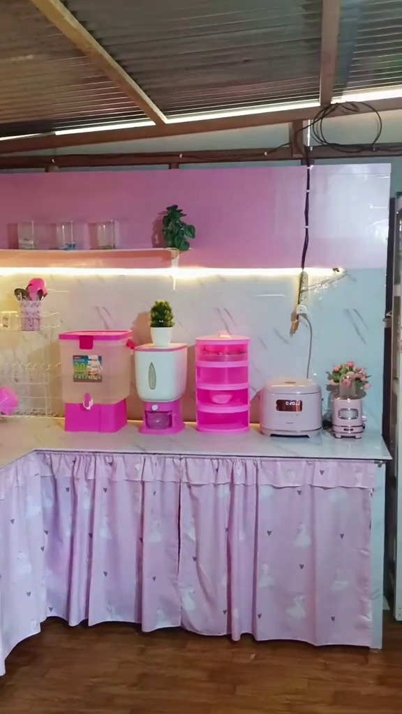 9 Potret makeover dapur triplek jadi serba pink ini bukti nyaman dan estetik tak harus mewah