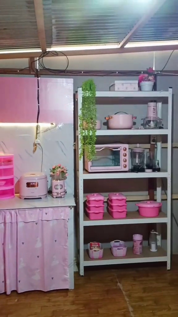 9 Potret makeover dapur triplek jadi serba pink ini bukti nyaman dan estetik tak harus mewah