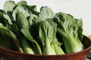 Merebus pakcoy sekarang nggak butuh waktu lama, 2 menit bisa tetap renyah dan hijau