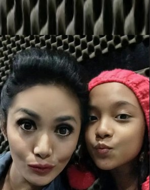 Bocah foto bareng Krisdayanti ini kini jadi penyanyi top dan pernah masuk Forbes 30 Under 30 Indonesia