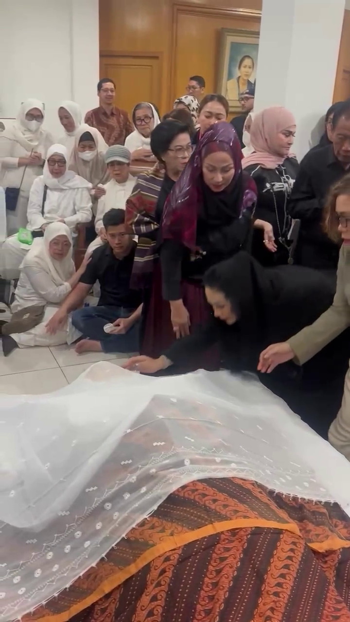 Momen 9 pesohor Tanah Air melayat untuk Titiek Puspa, Inul Daratista ungkapkan kehilangan pilu