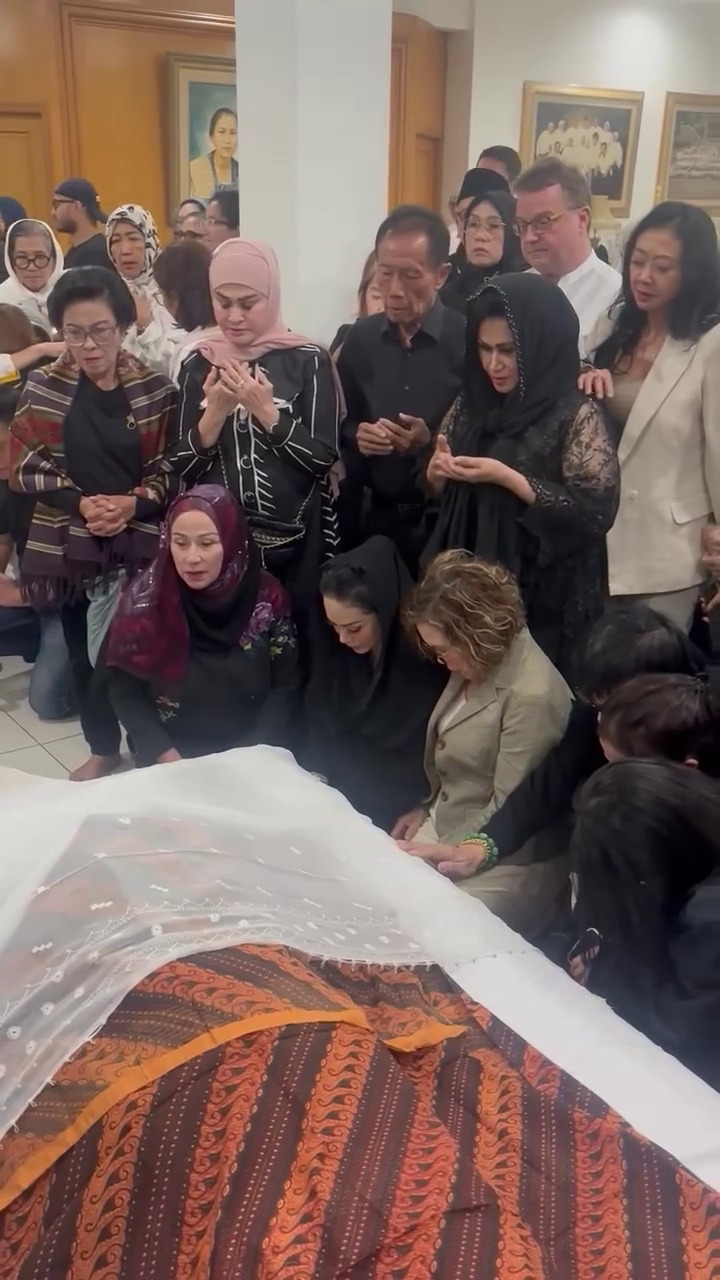 Momen 9 pesohor Tanah Air melayat untuk Titiek Puspa, Inul Daratista ungkapkan kehilangan pilu