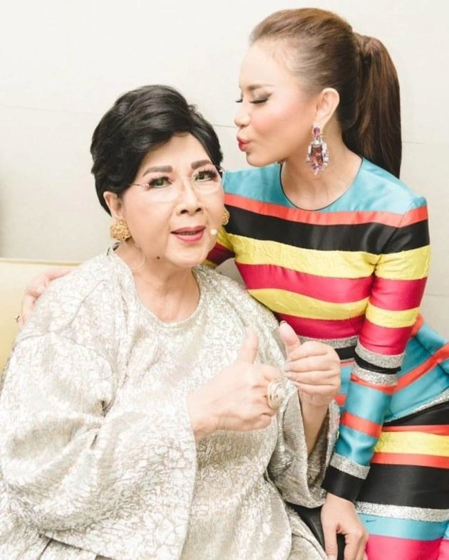 9 Momen kenangan Titiek Puspa masa ke masa, dari guru TK hingga jadi penyanyi kesayangan Soekarno