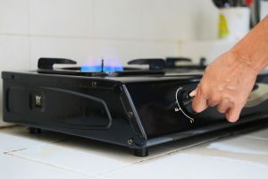 Terungkap! 5 Kebiasaan sepele masak harian bikin kompor makin susah dibersihin dan cara mengatasi