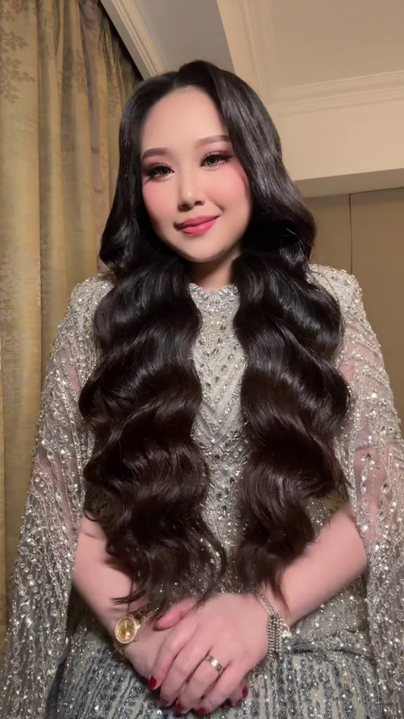 9 Gaya Sisca Kohl di pemberkatan Jessica Jane kenakan gaun sopan dan tertutup, auranya berkelas