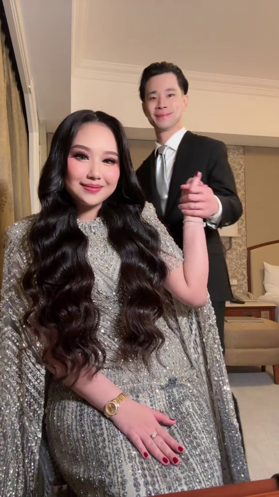 9 Gaya Sisca Kohl di pemberkatan Jessica Jane kenakan gaun sopan dan tertutup, auranya berkelas