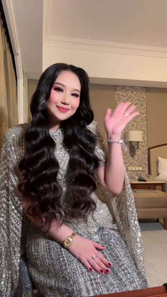 9 Gaya Sisca Kohl di pemberkatan Jessica Jane kenakan gaun sopan dan tertutup, auranya berkelas