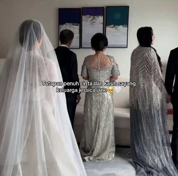 9 Gaya Sisca Kohl di pemberkatan Jessica Jane kenakan gaun sopan dan tertutup, auranya berkelas