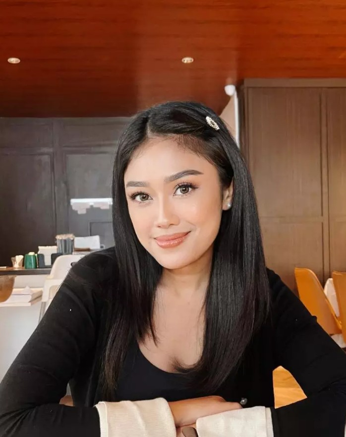 Bocah foto bareng Titiek Puspa kini vakum dari artis, jadi sosialita, circle-nya Syahrini, 9 potretnya