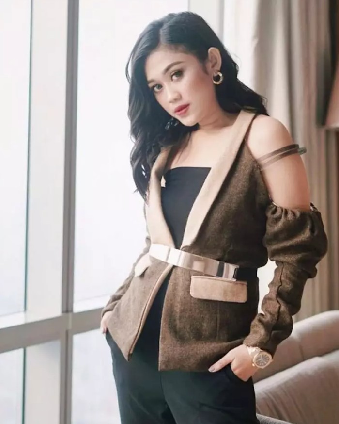 Bocah foto bareng Titiek Puspa kini vakum dari artis, jadi sosialita, circle-nya Syahrini, 9 potretnya