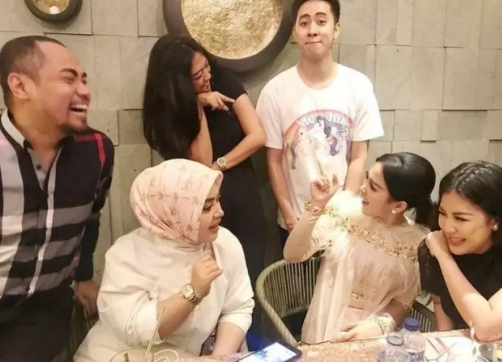 Bocah foto bareng Titiek Puspa kini vakum dari artis, jadi sosialita, circle-nya Syahrini, 9 potretnya