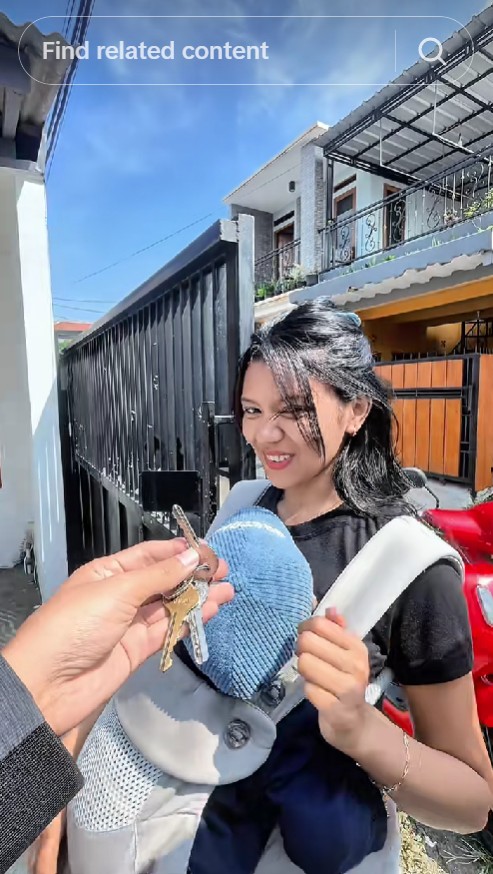 Viral suami ajak istri ke rumah teman, ternyata niatnya beri kado rumah, sampai ditonton 11 juta kali