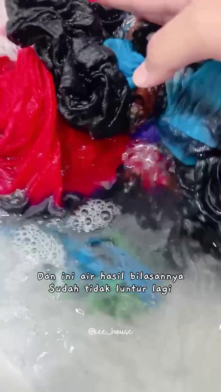 Jangan cuma dicuci pakai detergen, ini trik mencuci baju yang mudah luntur agar warnanya tak pudar