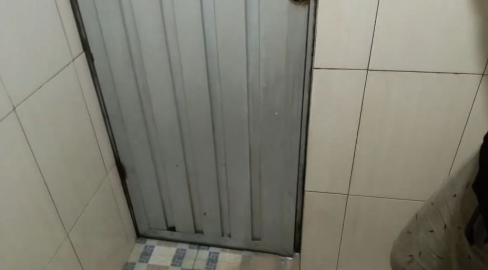 Baru terungkap, pria ini punya cara bersihkan kerak hitam di pintu kamar mandi tanpa disikat