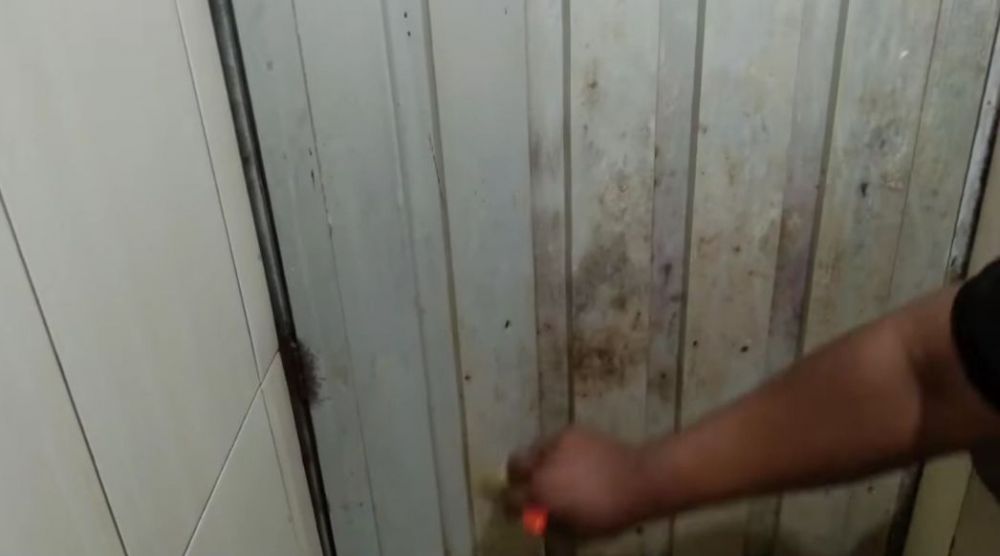 Baru terungkap, pria ini punya cara bersihkan kerak hitam di pintu kamar mandi tanpa disikat