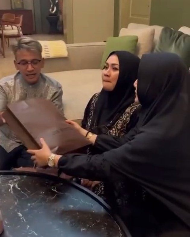 9 Momen halalbihalal seleb lawas era 90-an, kebersamaan Desy Ratnasari dengan Ruben Onsu jadi sorotan