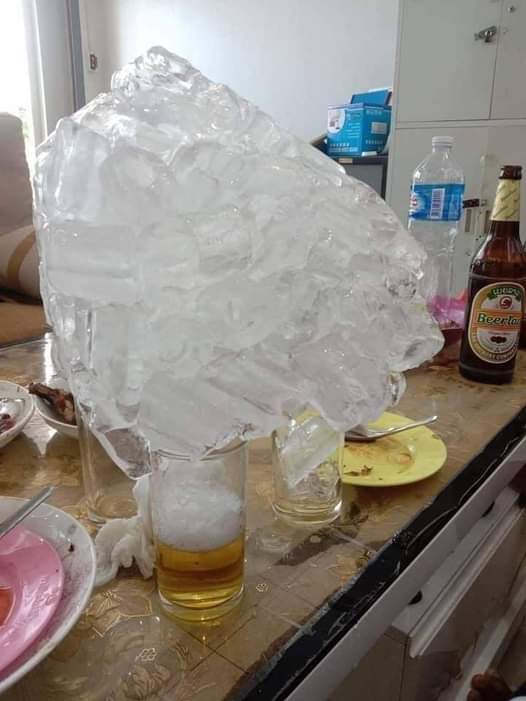 9 Potret lucu orang minum pakai es batu ini bikin rasa haus dan panas jadi insecure