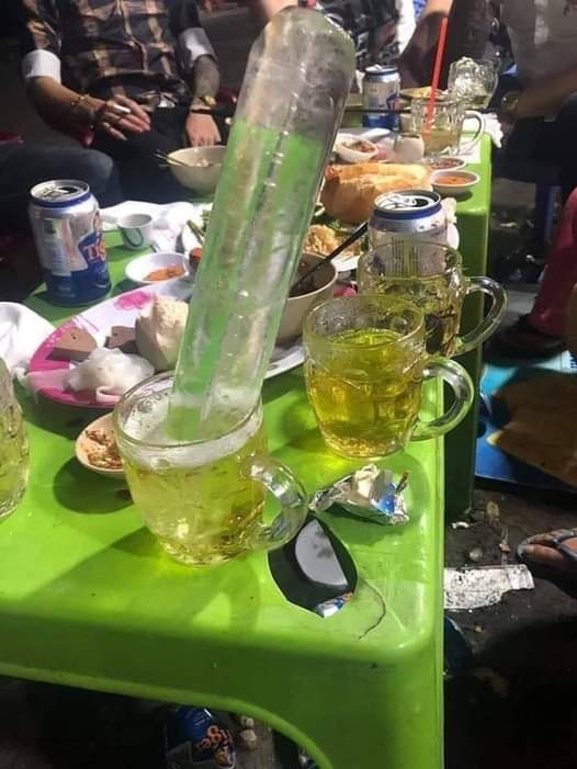 9 Potret lucu orang minum pakai es batu ini bikin rasa haus dan panas jadi insecure