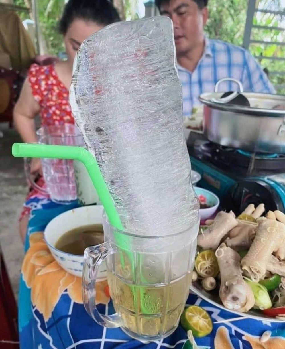 9 Potret lucu orang minum pakai es batu ini bikin rasa haus dan panas jadi insecure