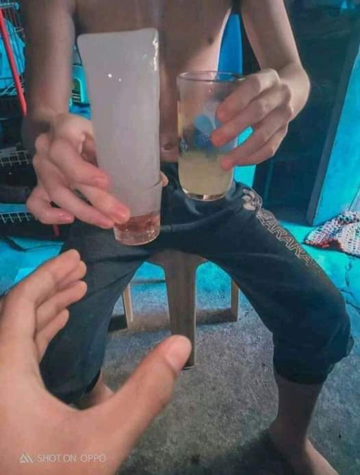 9 Potret lucu orang minum pakai es batu ini bikin rasa haus dan panas jadi insecure