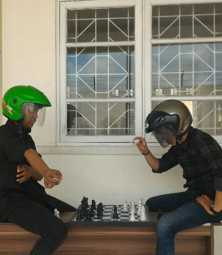 11 Potret lucu orang main catur ini aksinya kelewat nyeleneh, Magnus Carlsen geleng kepala melihatnya