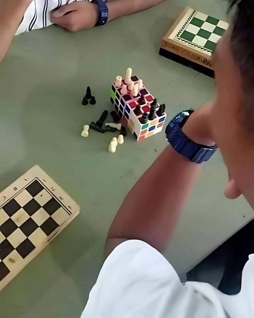 11 Potret lucu orang main catur ini aksinya kelewat nyeleneh, Magnus Carlsen geleng kepala melihatnya