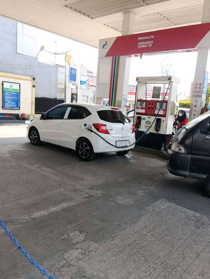 Kalau ada yang susah kenapa harus mudah, 11 potret kocak orang mempersulit diri ini bikin ngakak