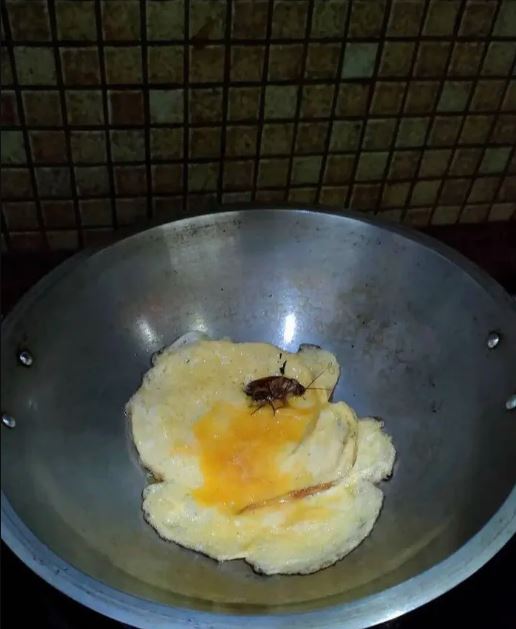 10 Potret lucu campuran telur goreng ini bikin nafsu makan auto hilang, absrud dan antimainstream