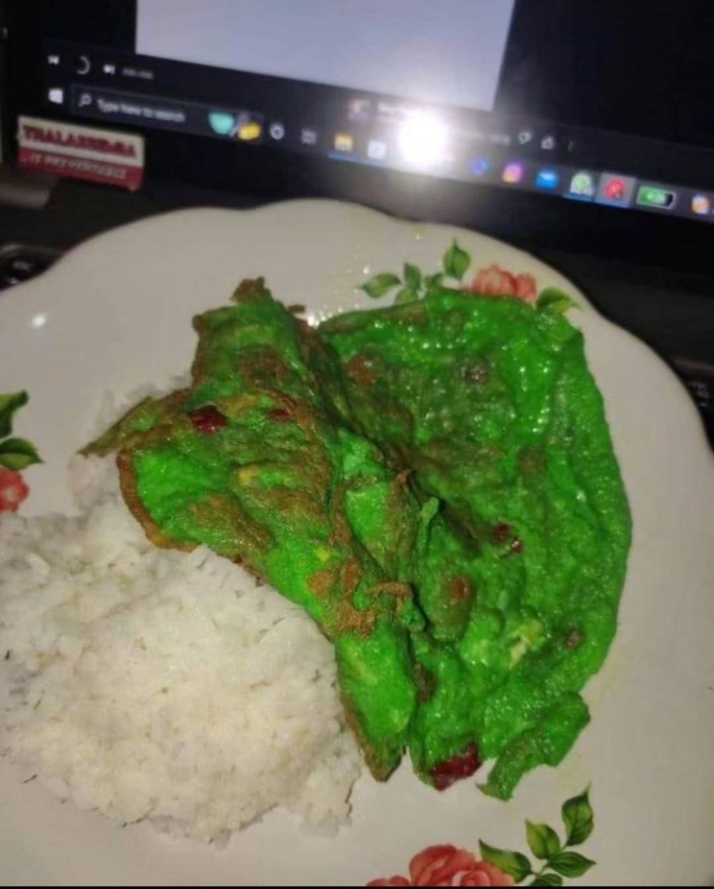 10 Potret lucu campuran telur goreng ini bikin nafsu makan auto hilang, absrud dan antimainstream