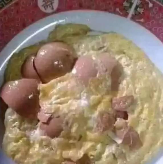 10 Potret lucu campuran telur goreng ini bikin nafsu makan auto hilang, absrud dan antimainstream
