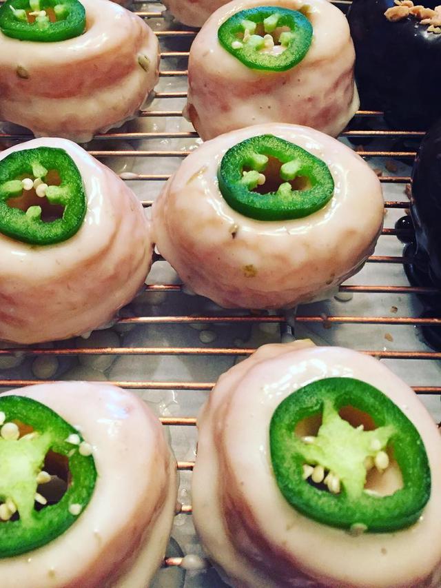 8 Potret kocak toping donat ini bentuknya bikin dahi berkerut, rasanya nggak bisa dijamin enak