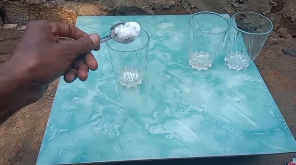 Selamatkan pintu kayu dan perabot barumu dari rayap, ini trik mengusirnya cuma andalkan 2 bahan dapur