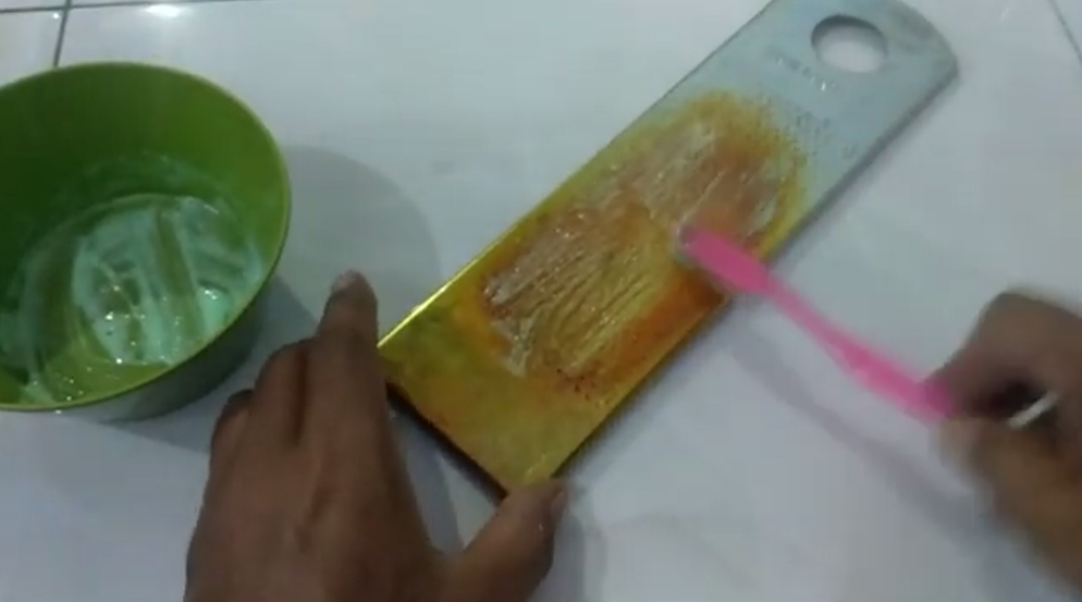 Noda kuning kunyit menempel di parutan, sekarang juga bersihkan pakai 2 bahan sederhana
