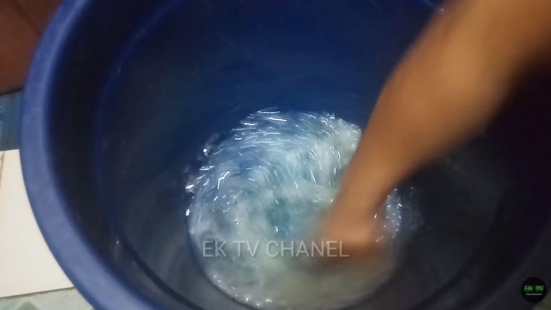 Bukan pakai sitrun, trik mencuci kain pel dekil agar bersih cuma dengan 1 bahan dapur