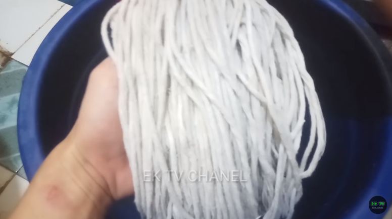 Bukan pakai sitrun, trik mencuci kain pel dekil agar bersih cuma dengan 1 bahan dapur