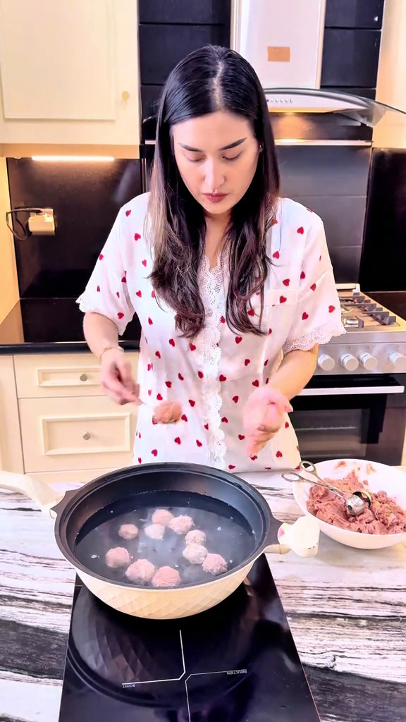 Kini lebih luas, intip 9 potret dapur Adly Fairuz dan Angbeen yang mewah berlapis granit