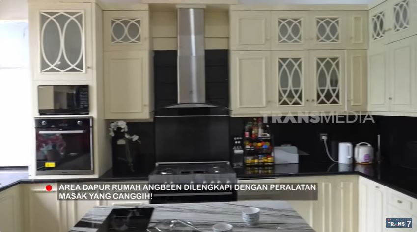 Kini lebih luas, intip 9 potret dapur Adly Fairuz dan Angbeen yang mewah berlapis granit