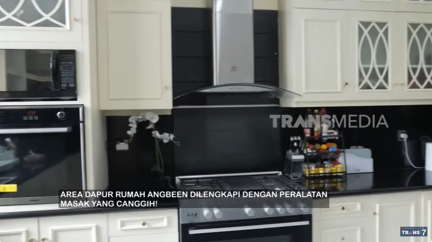 Kini lebih luas, intip 9 potret dapur Adly Fairuz dan Angbeen yang mewah berlapis granit