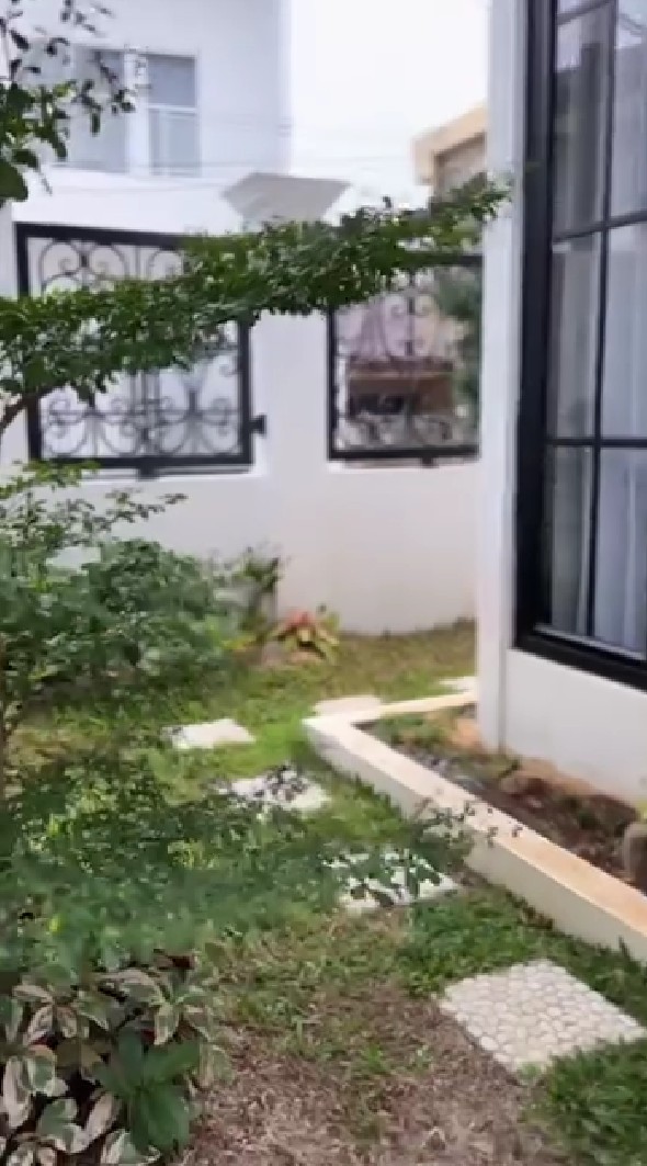 Bergaya American Classic Modern, ini 9 potret rumah baru Melody Prima, area makan dibuat semi outdoor