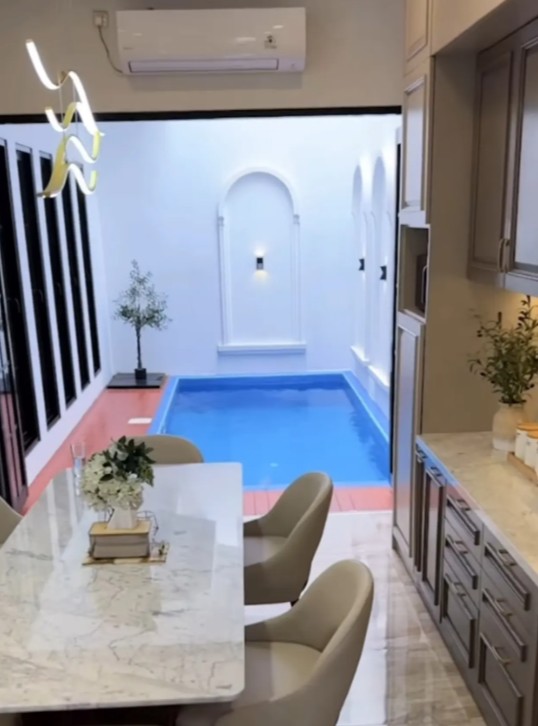 Bergaya American Classic Modern, ini 9 potret rumah baru Melody Prima, area makan dibuat semi outdoor