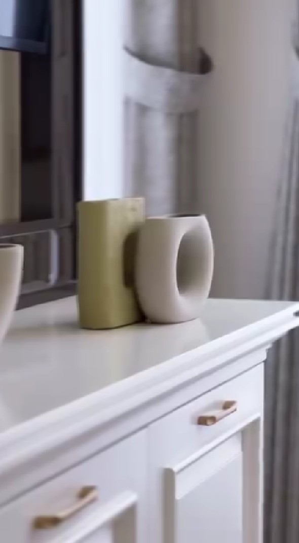 Bergaya American Classic Modern, ini 9 potret rumah baru Melody Prima, area makan dibuat semi outdoor