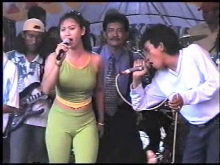 Dulu dibayar Rp20 ribu, wanita pipi tembem ini jadi biduan rumahnya Rp20 M, 9 potretnya di awal karier