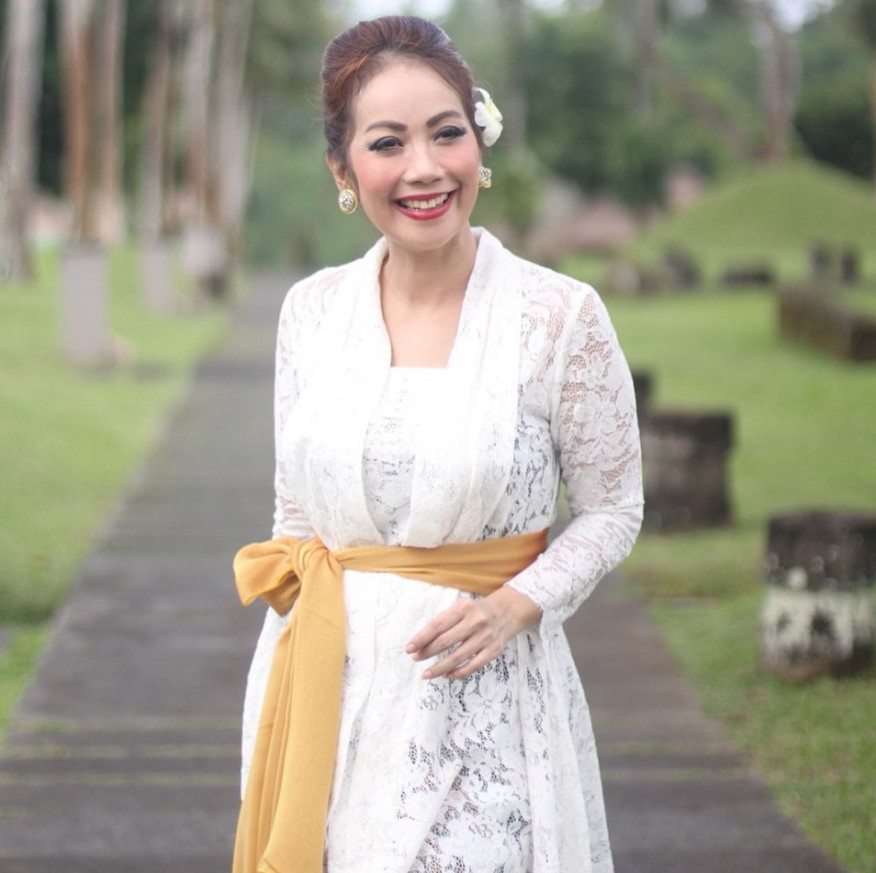 Wanita di iklan meses ini ternyata aktris senior top era 2000-an, ini 9 potretnya bak ABG di usia 53