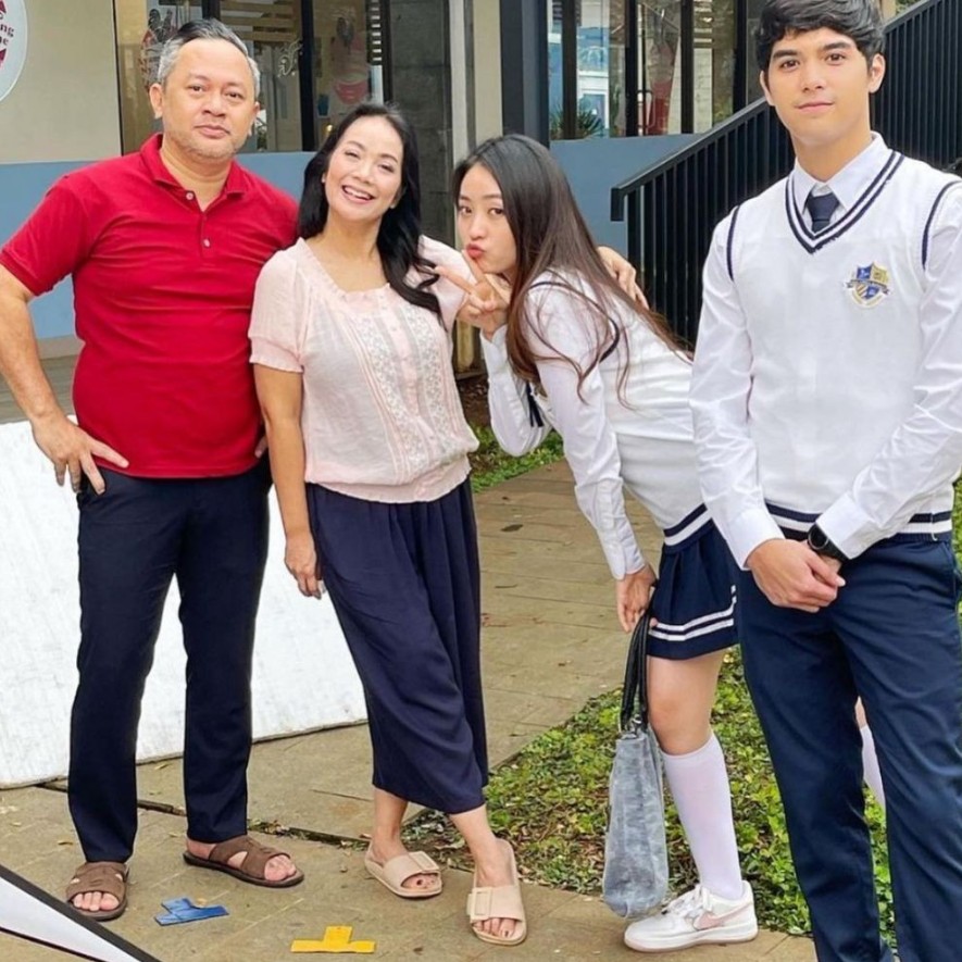 Wanita di iklan meses ini ternyata aktris senior top era 2000-an, ini 9 potretnya bak ABG di usia 53