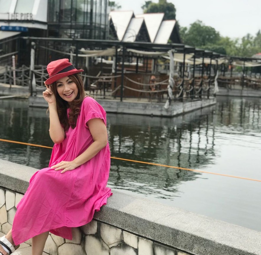 Wanita di iklan meses ini ternyata aktris senior top era 2000-an, ini 9 potretnya bak ABG di usia 53