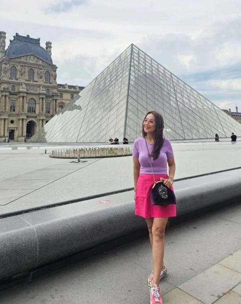 Wanita di iklan meses ini ternyata aktris senior top era 2000-an, ini 9 potretnya bak ABG di usia 53