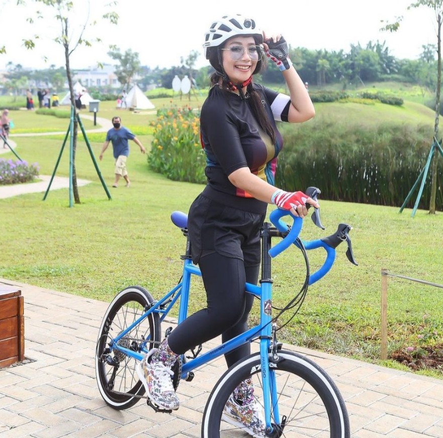 Wanita di iklan meses ini ternyata aktris senior top era 2000-an, ini 9 potretnya bak ABG di usia 53