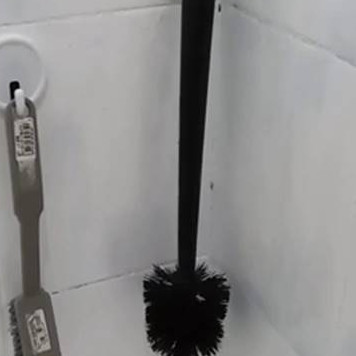 Tanpa direndam karbol, ini trik bersihkan sikat kloset dekil agar lebih higienis dan bebas bau