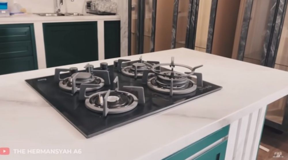 Kini area masaknya bak di resto mewah, 9 potret dapur Ashanty usai renovasi, materialnya full marmer